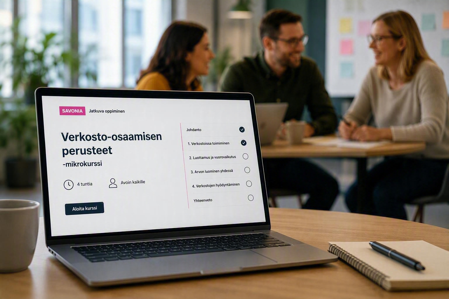 Avattu kannetta kone, jossa tekstinä kurssin nimi, taustalla kolme ihmistä keskustelee.